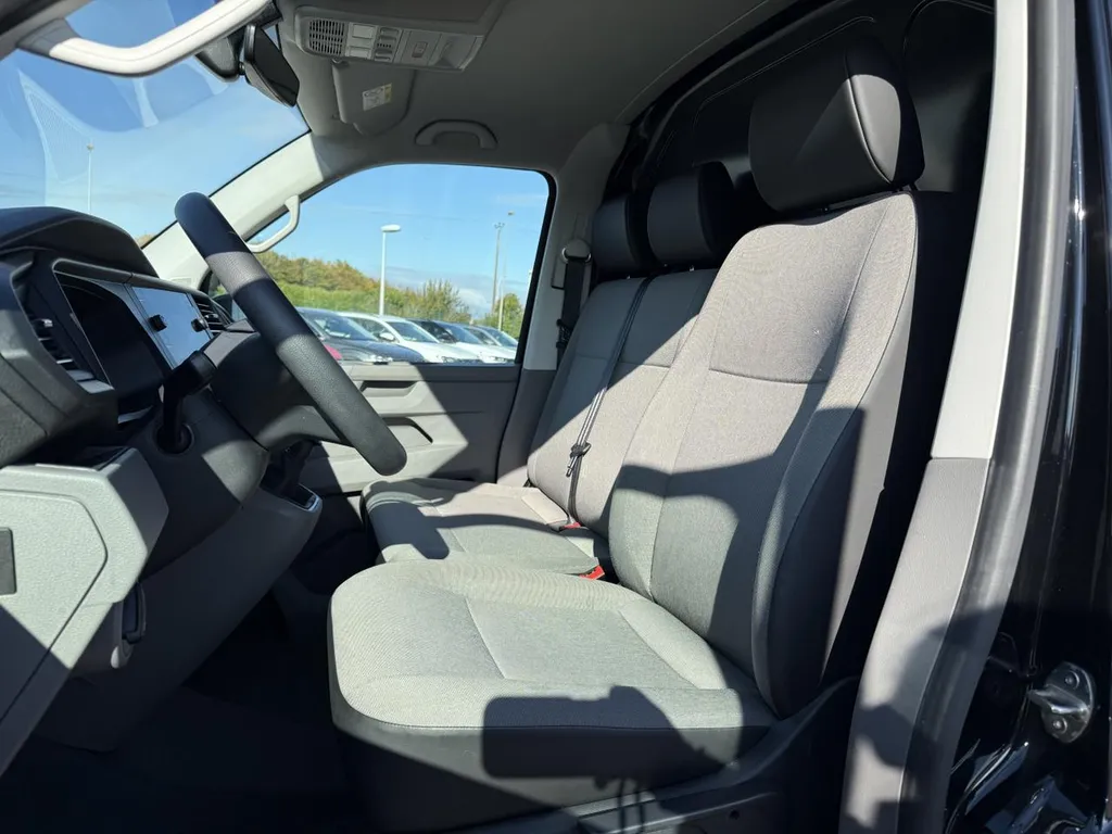 Volkswagen Transporter d'occasion au Havre : Fourgon TDI 150ch disponible chez Caudebec Automobiles, votre expert utilitaire en Normandie.