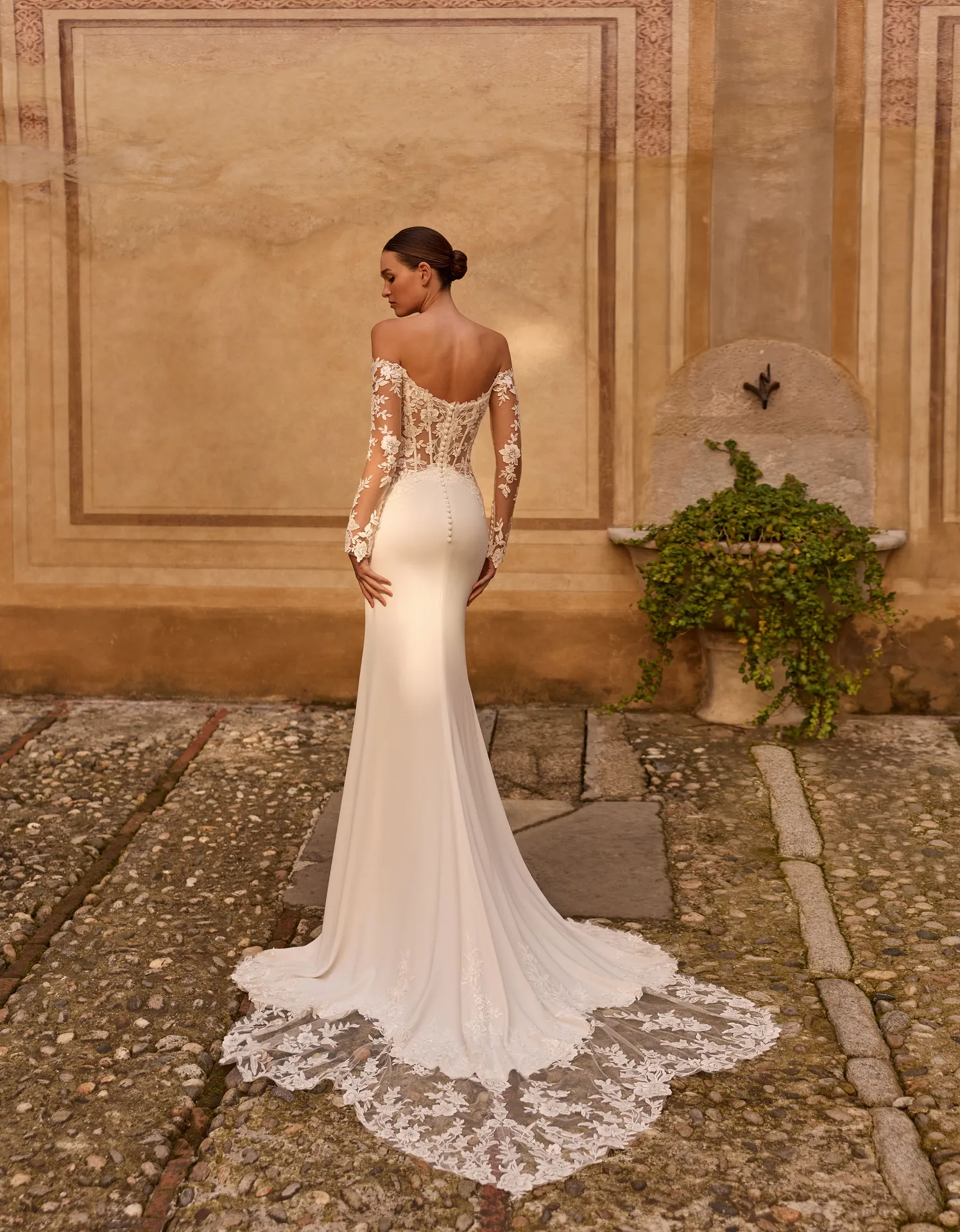 Dos avec boutonnage traditionnel et traîne cathédrale majestueuse robe de mariée sirène Alberto Palatchi MALIKA à Aix en Provence