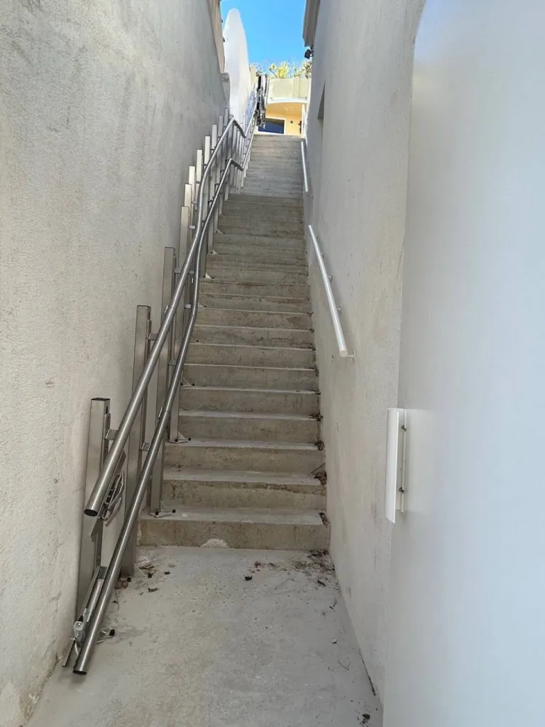 Le point de départ de cette plateforme oblique Lehner Stratos en extérieur dans un escalier droit avec palier intermédiaire à proximité de la mer à Marseille