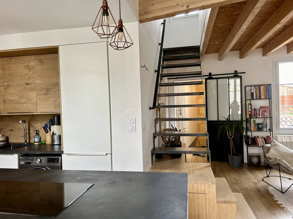 Appartement duplex à vendre à Bordeaux Fondaudège Saint Seurin. Traversant Est/Ouest, 70m² rénové avec charme de l'ancien. Proche commerces et transports. Contactez votre agence immobilière Bordeaux Fondaudège !