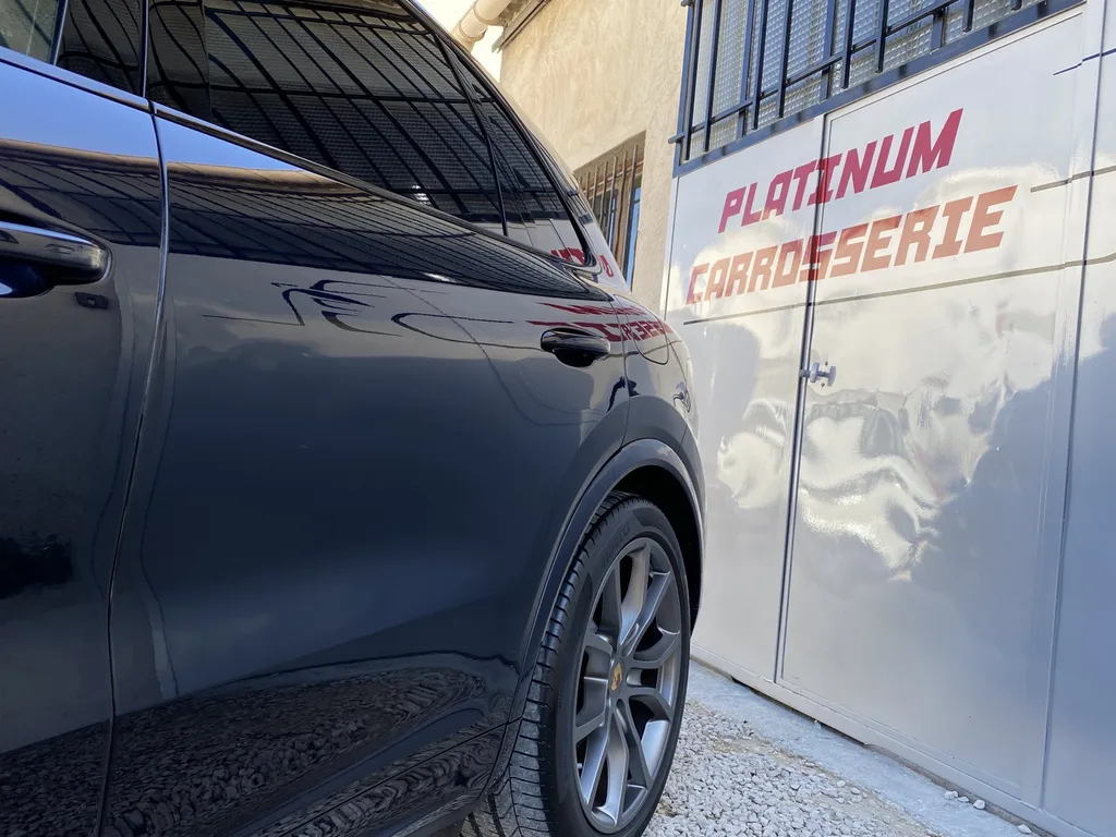 réparation carrosserie Porsche Cayenne du Centre Porsche Marseille proche de cassis et la Ciotat