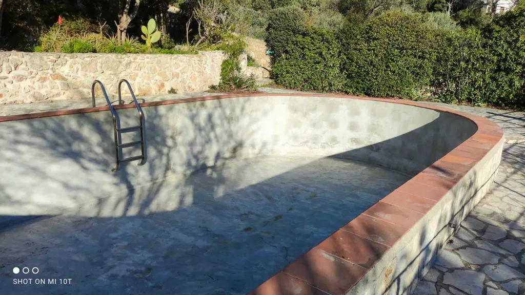 Rénovation piscine avec changement revêtement pierre de Bali à Toulon Var