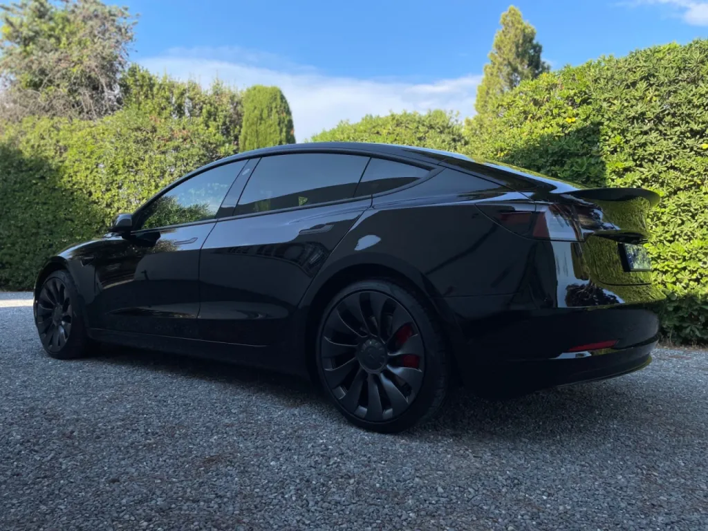 Spécialiste vitres teintées Tesla Model 3 sur la Côte d’Azur 