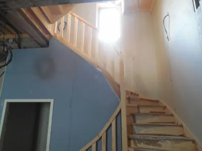 Conception et pose d'un escalier en bois sur mesure 2/4 tournant à Marseille