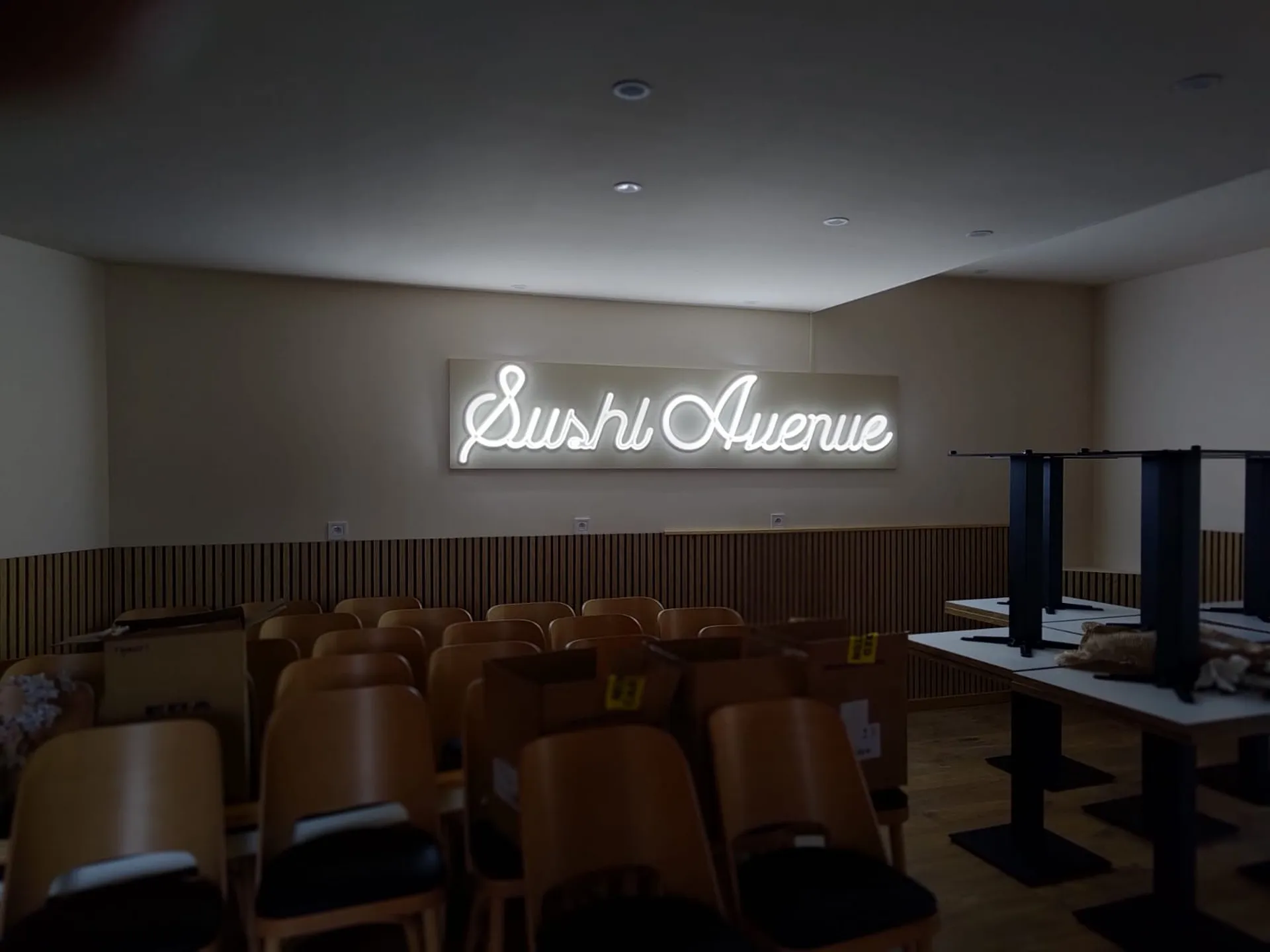 Fabrication et pose d'une enseigne lumineuse proche de muret 31