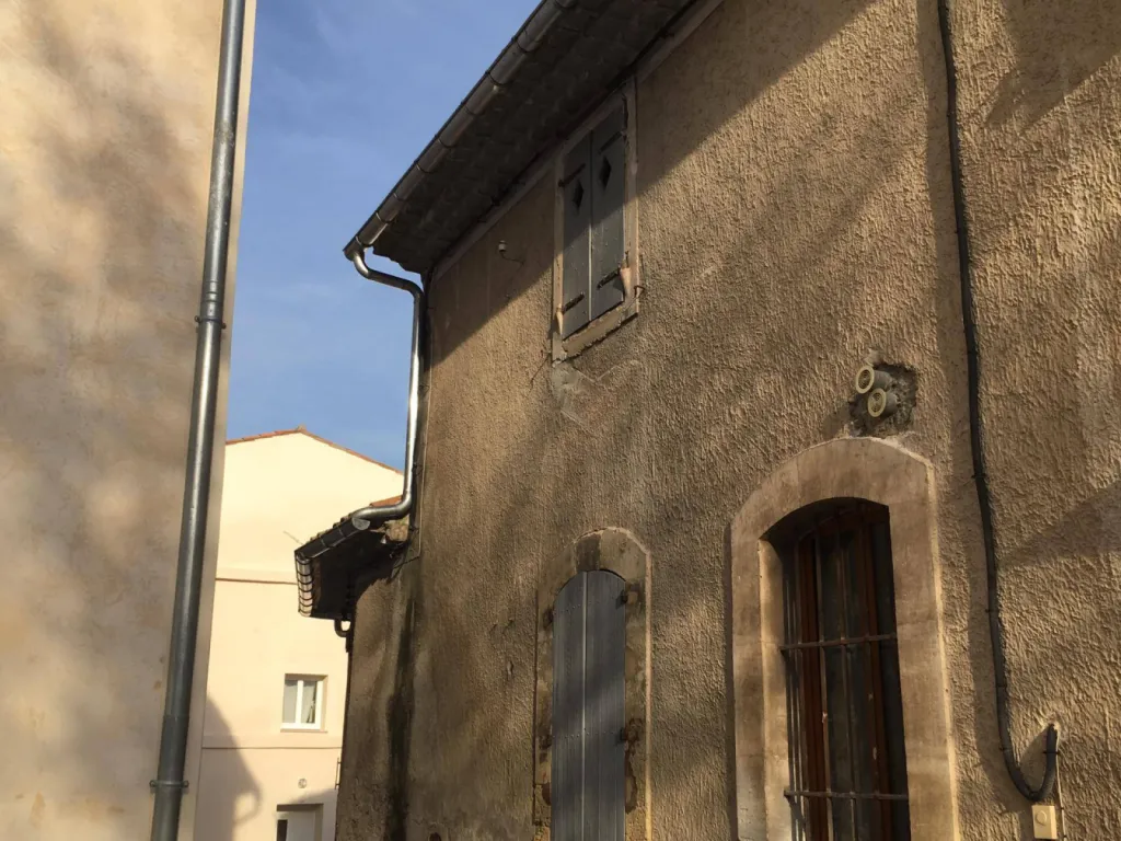 Vue de côté gouttières demi-rondes 1001 Gouttières Vue de côté gouttières demi-rondes 1001 Gouttières