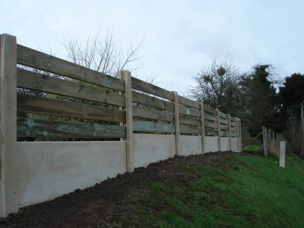 Poseur de clôture mixte bois et béton dans l'Eure