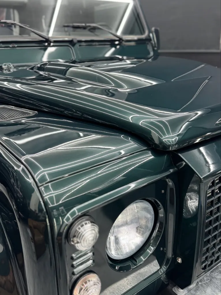 Polissage et traitement céramique Gtechniq Crystal Serum Ultra sur Land Rover Defender à Nice