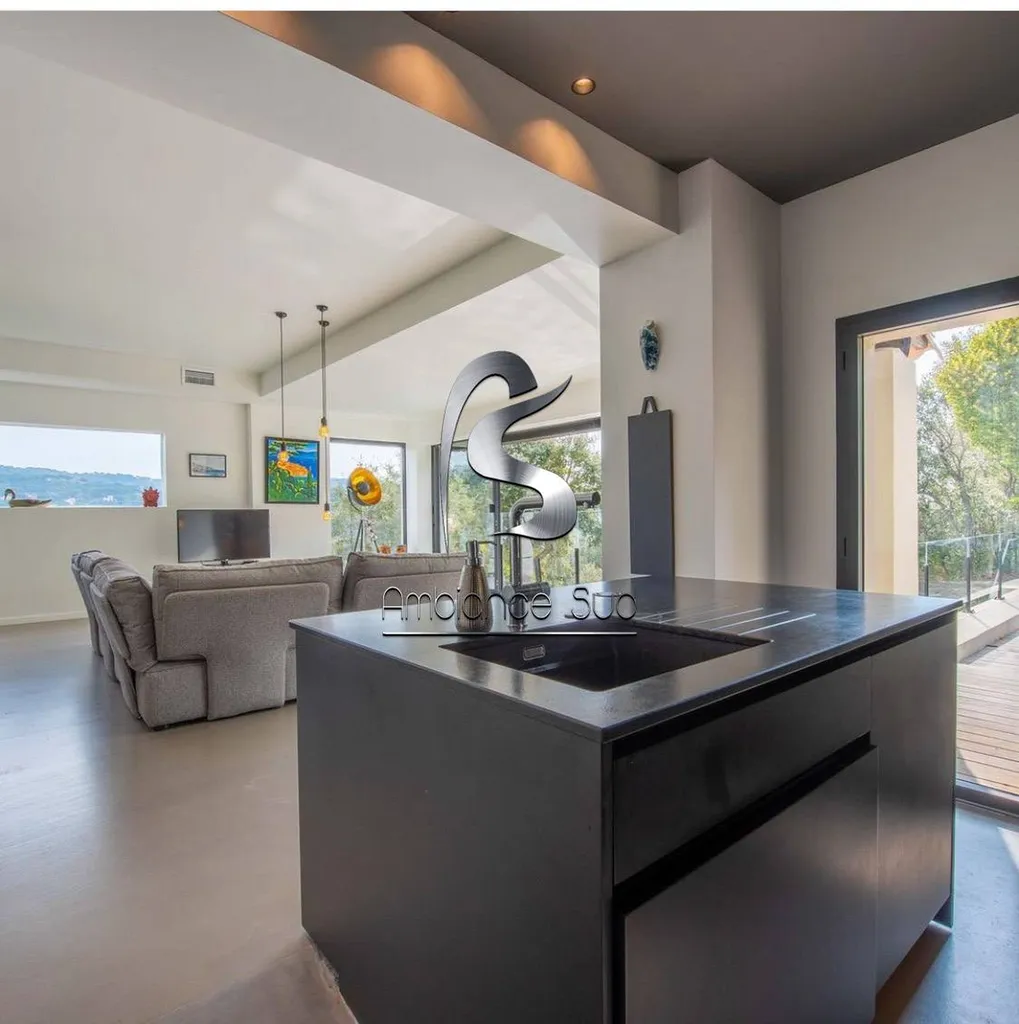 Recouvrir son sol en carrelage avec une chape mince fibrée effet béton ciré coulé à La Croix-Valmer dans le Var