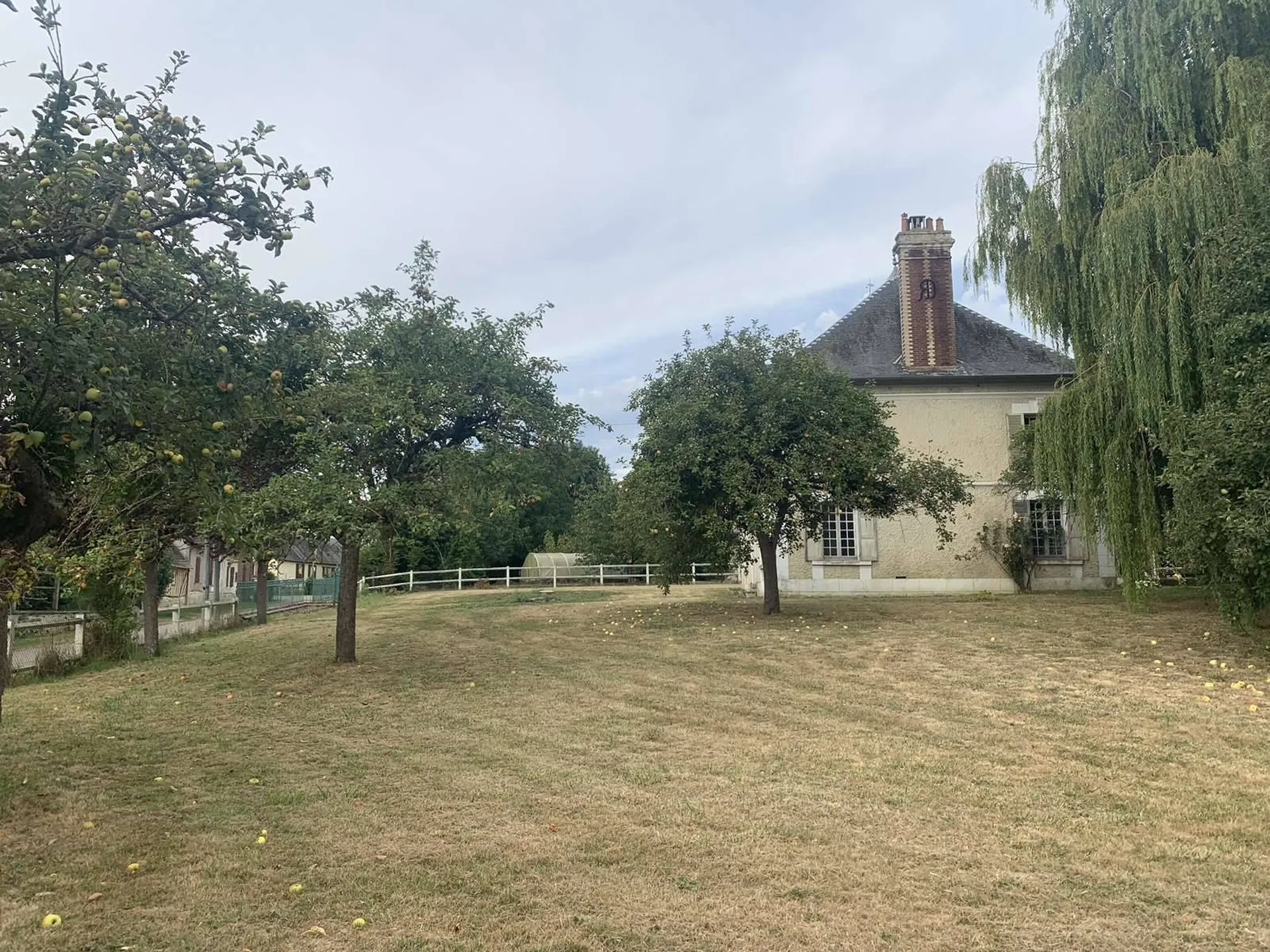 A VENDRE - Dans la région de SAINT PIERRE SUR DIVES (CALVADOS) corps de ferme avec 6 ha 90 a de terrain en bordure d'une rivière