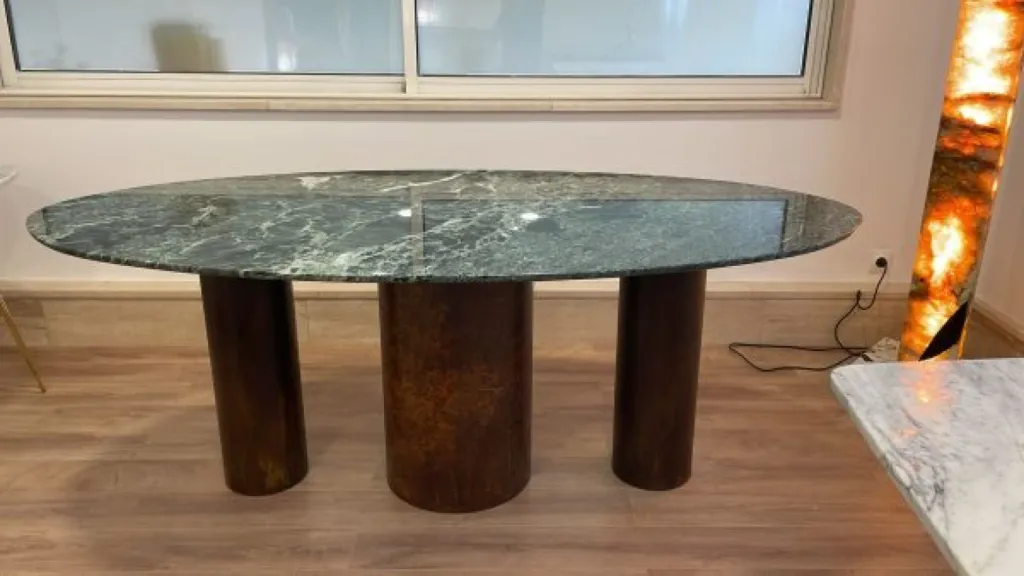 Table à manger en marbre Verde Alpi avec pieds en acier Corten