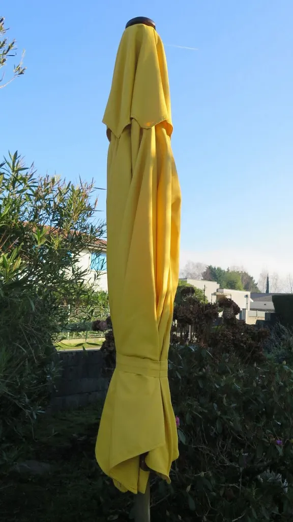 Nouvelle toile de parasol sur mesure en tissu jaune déperlant et anti-UV à Bordeaux