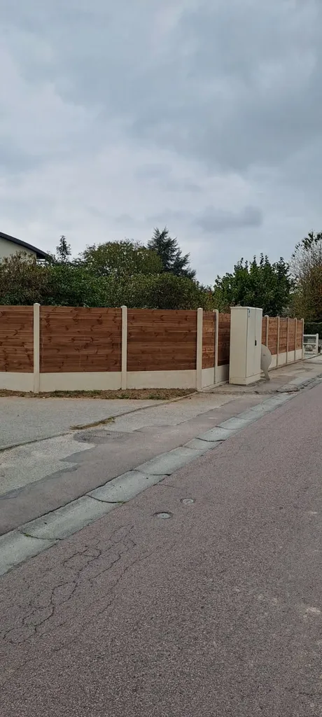 Installation de Clôture mixte béton bois, Panneaux de soubassement minéral et Palissades occultantes à Cormeilles dans l’Eure 27 et ses communes limitrophes de Normandie