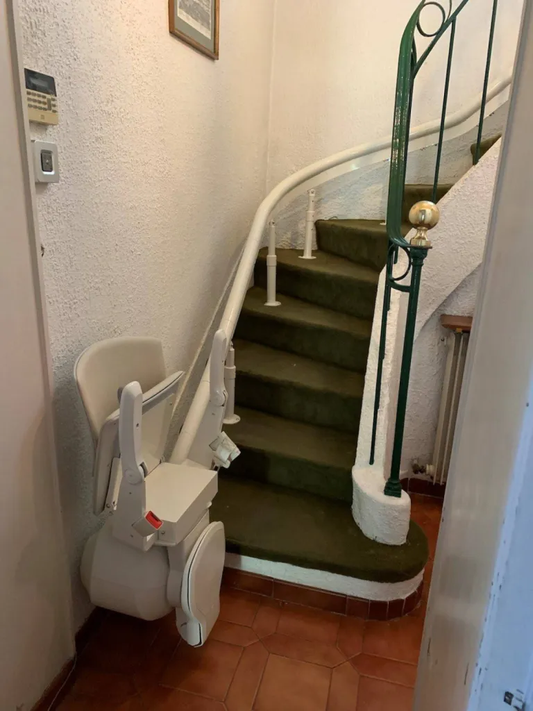 espace laissé par le fauteuil monte-escaliers OTOLIFT