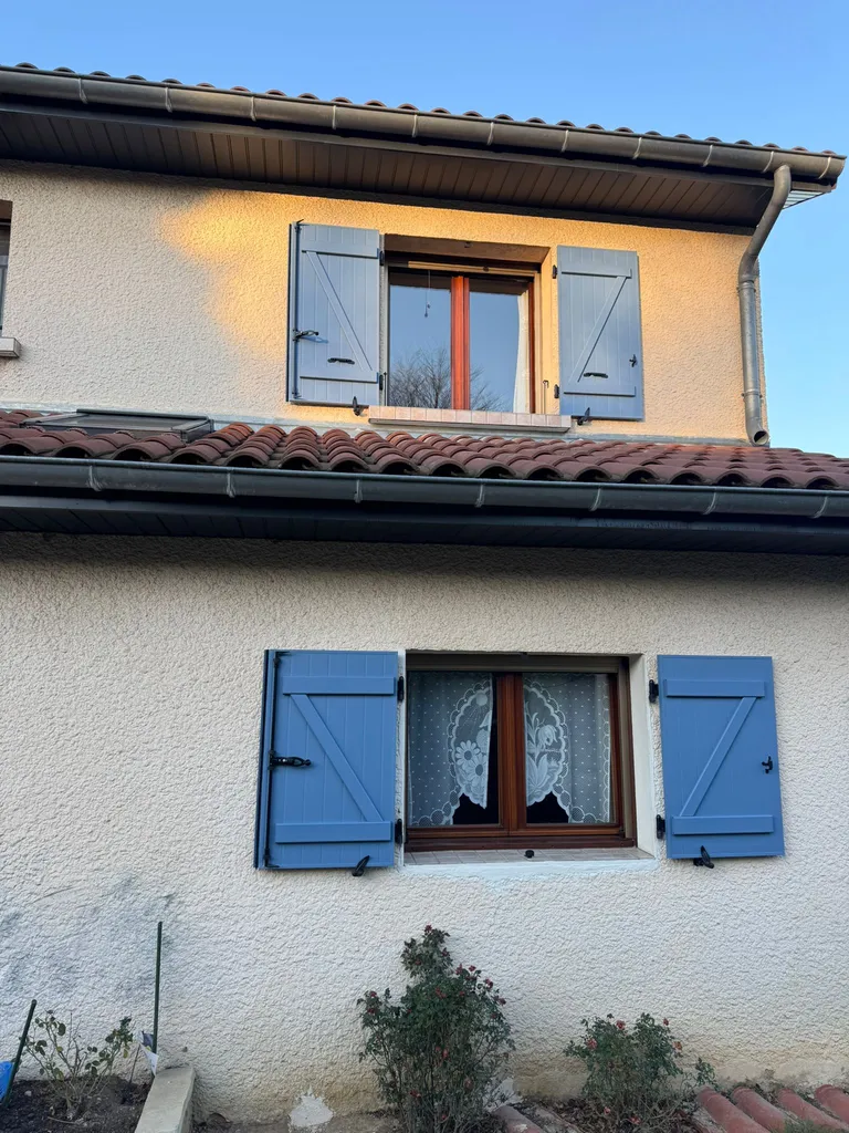 Remplacement de volets battants bois par des volets battants en aluminium France Fermetures à Meyzieu proche Villeurbanne