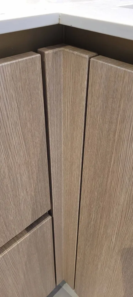 Transformation d'une cuisine avec effet bois clair sur la cote d'azur