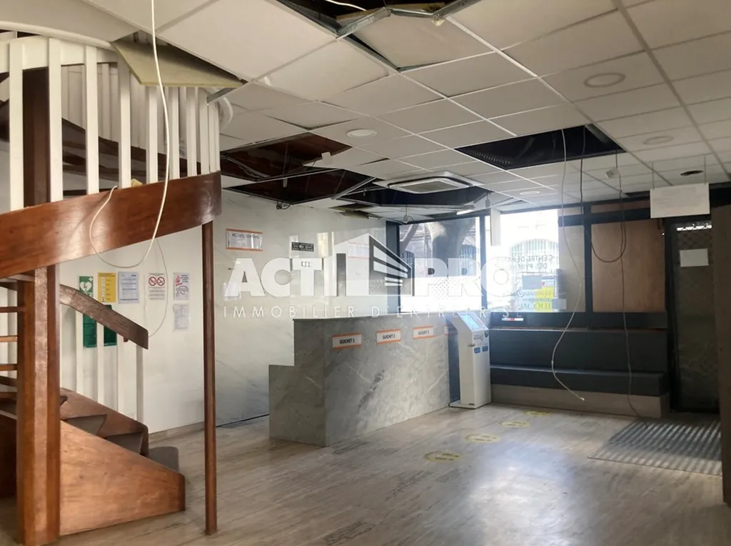 Local commercial à louer de 320 m² avec garage et travaux, boulevard des Pyrénées à Perpignan.
