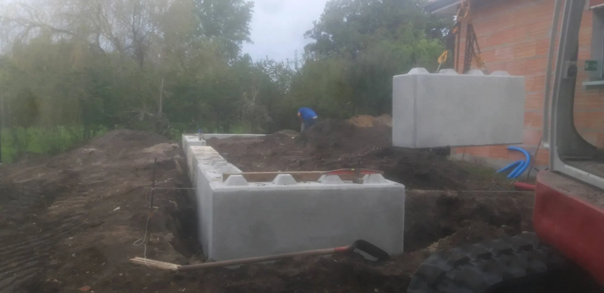 Créations d'un mur de soutènement pour maintient de terrain  sur l'ariere d'une piscine  avec légo béton préfabriqué chez  un particulier. sure la commune de la bréde en gironde 