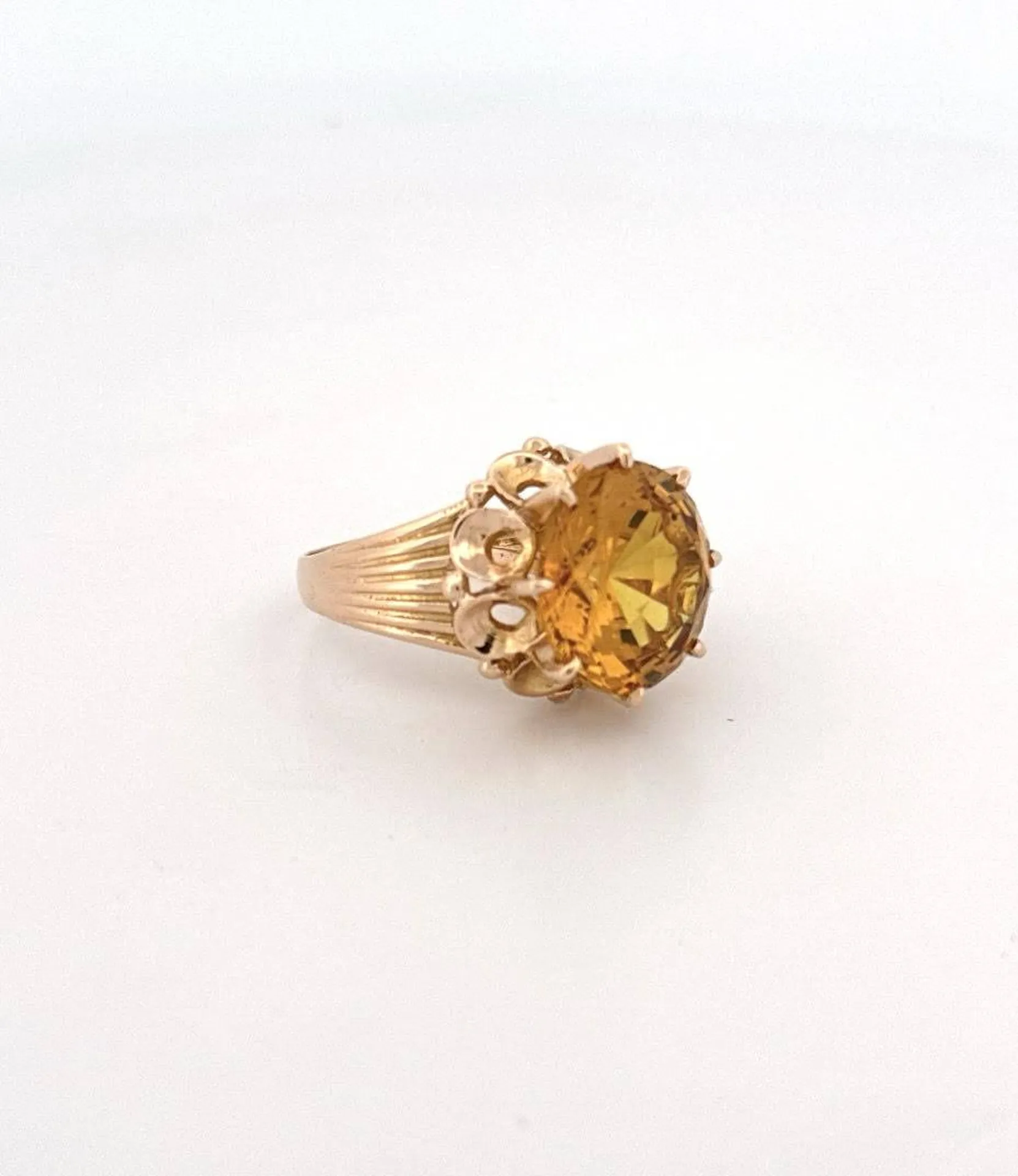 Éclat et Élégance : Découvrez Notre Bague en Saphir Jaune chez Or Ligne à La Teste de Buch