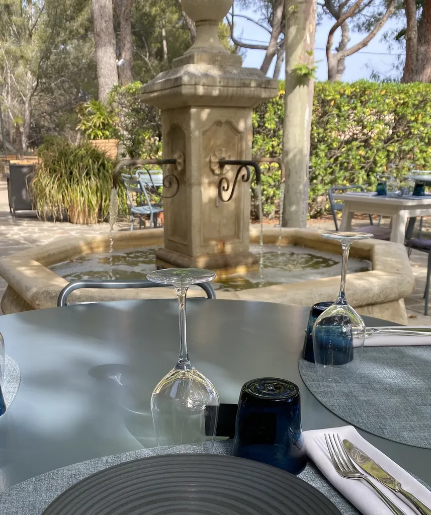 Restaurant La Table de l'HDLP à Bormes-les-Mimosas : cuisine de saison, terrasse en bord de mer et menu du soir renouvelé chaque jour à La Favière