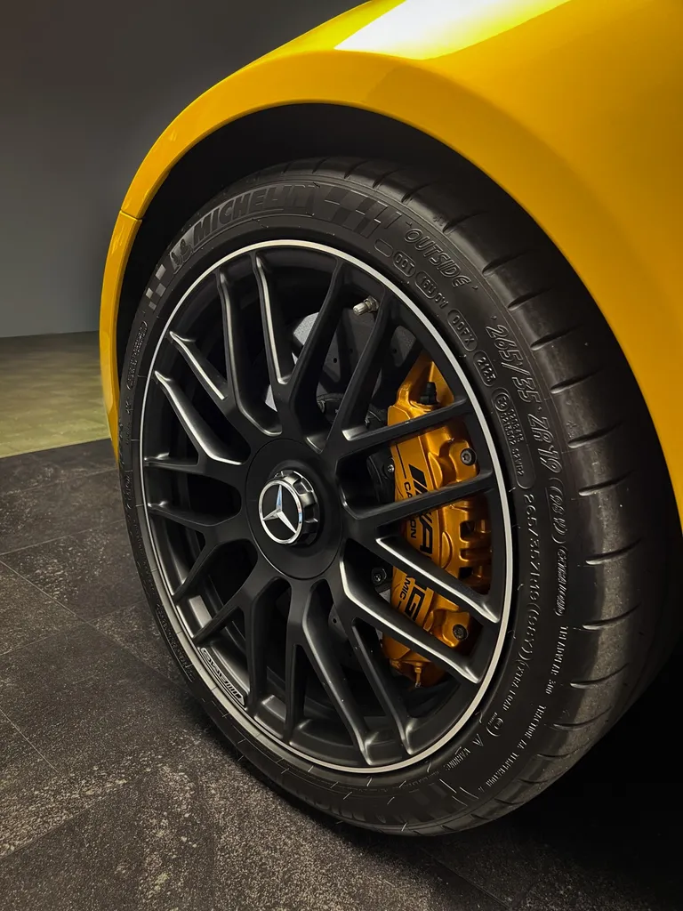 Restauration de cuirs sur cette Mercedes AMG GT chez DSP Service à Le Mans