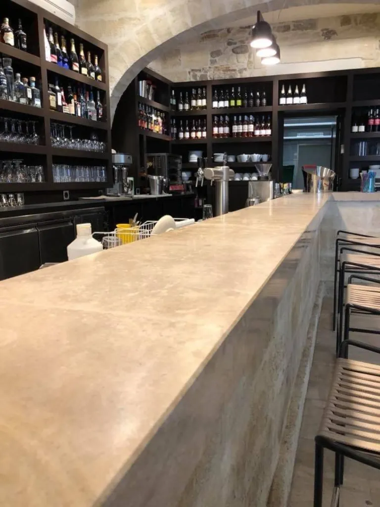 Dallage, plan et comptoir Dallage intérieur en pierre naturelle 36 rue de Bourgogne à Paris sur RDV