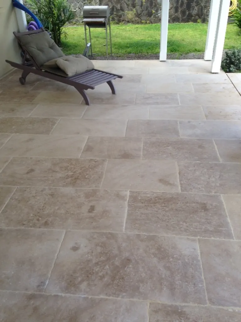 Quelle pierre naturelle choisir pour votre terrasse extérieure durable, esthétique et résistante aux intempéries ?