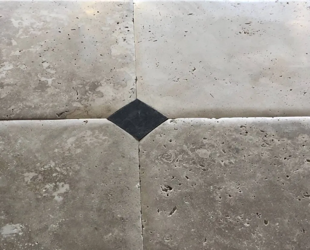 Travertin vieilli main avec cabochon à bordeaux