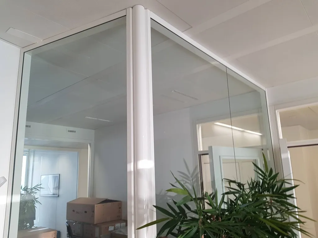 Cloisons modulaires vitrées toute hauteur proposées par CONCEPTYS AMÉNAGEMENT à PARIS