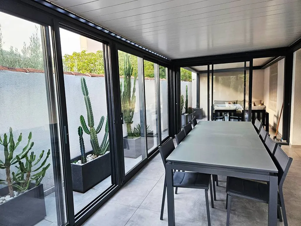 Pergolas en aluminium de marque Technal avec installation de coulissants fabriquée dans notre atelier posée chez des clients à Eguilles