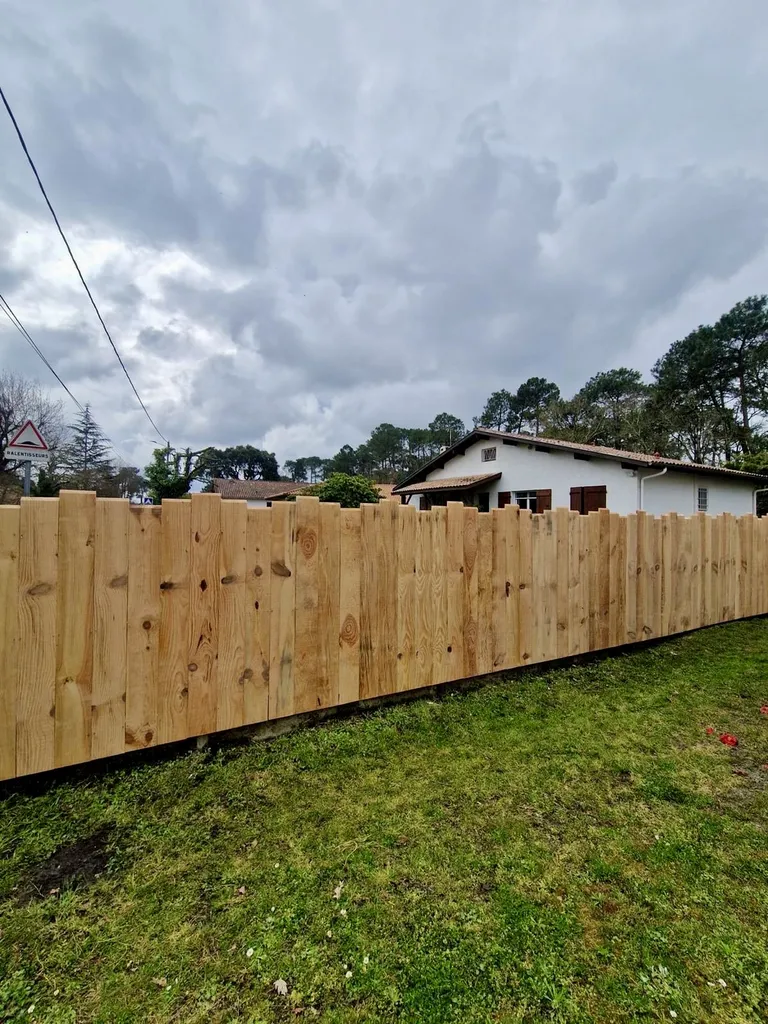 Création clôture en volige esthétique et durable à Gujan-Mestras, bassin d’Arcachon