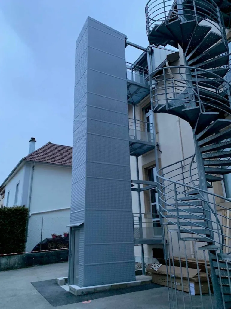 Autre vue des accès extérieurs avec l'élévateur vertical extérieur et l'escalier de secours en Avignon