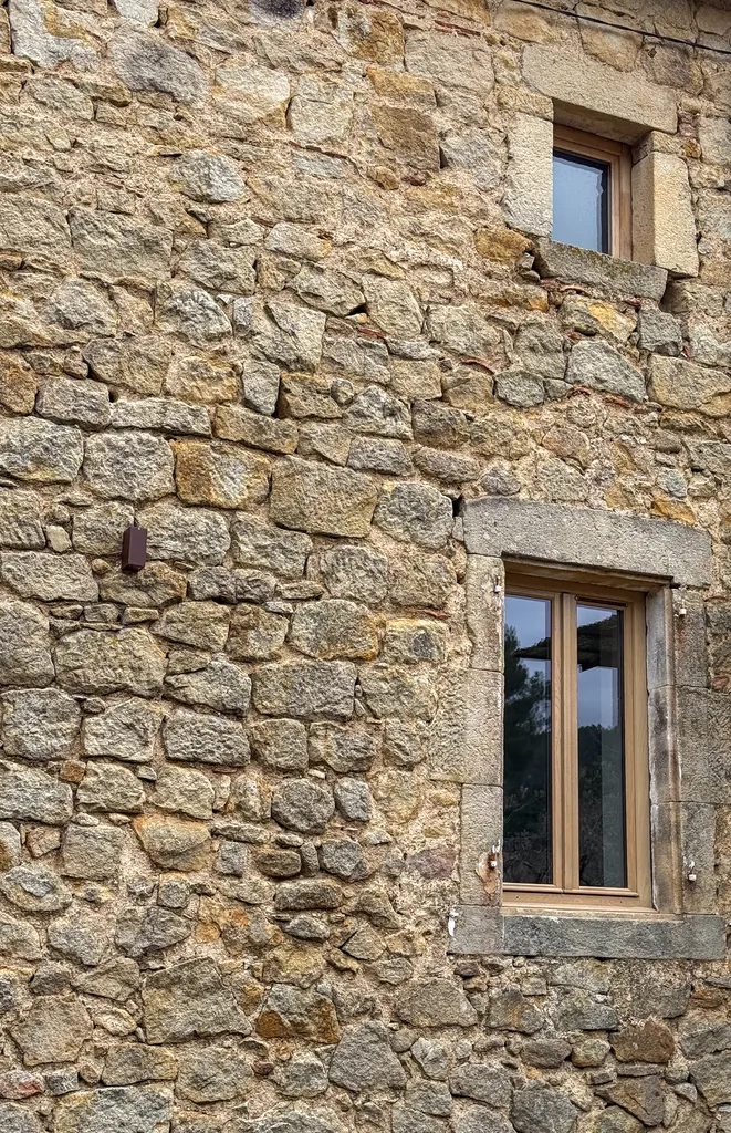 Menuiserie en bois sur mesure avec fenêtres performantes et finitions soignées pour habitation à Saint Paul le Jeune