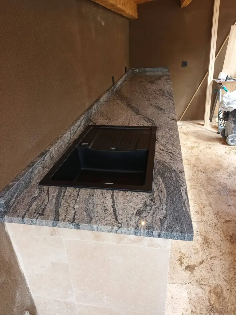 Réalisation et pose d'un pool house en granit piracema à beaucaire 