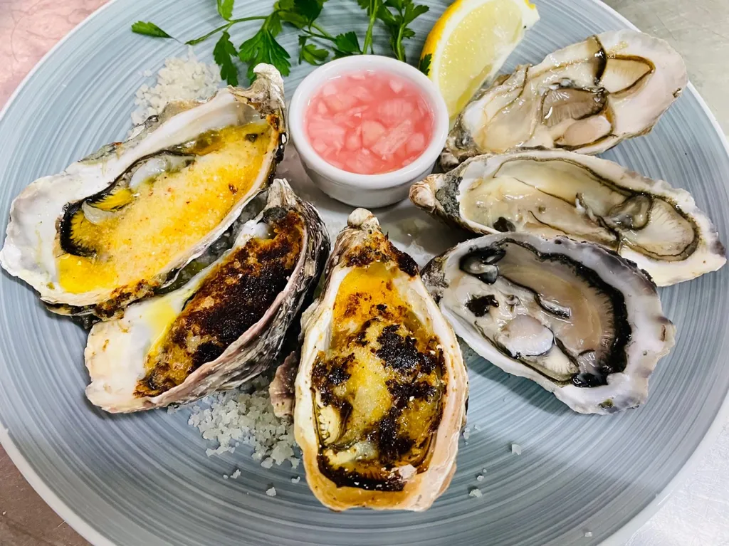 Les Huîtres de Cancale en chaud et froid, beurre de piment d'Espelette.