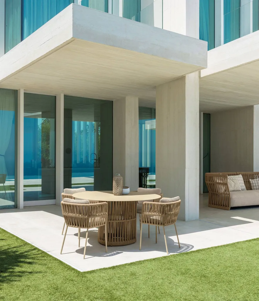 Table et chaise de jardin confortable et modern à Hyères les palmiers vers Grand Var