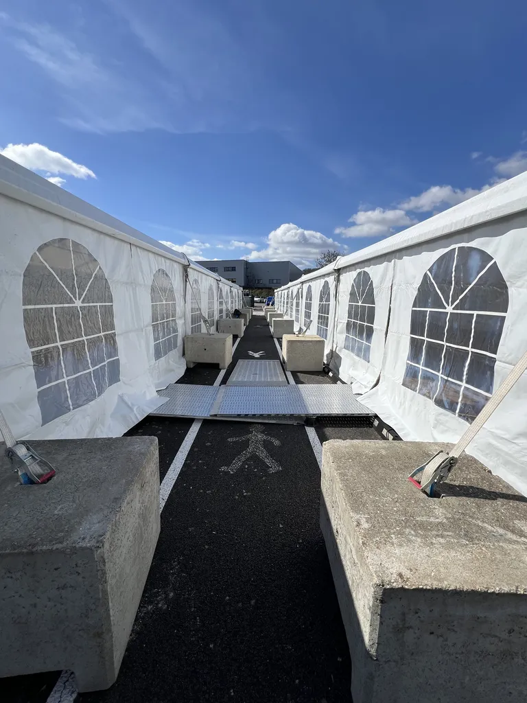 L'envers du décor logistique : comment monter 750 m² de chapiteau avec plancher sur un site industriel à haute sécurité