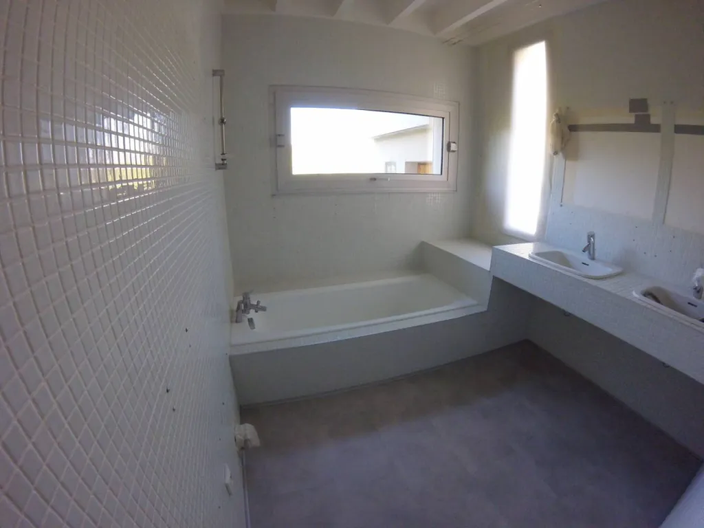 Remplacement d'une baignoire par une douche sécurisée pour sénior dans la région de Valence, Rhône Alpes