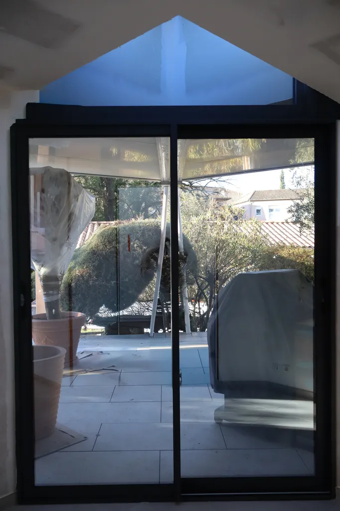 Menuiserie avec verrière de toit aluminium sur mesure, performance thermique et esthétique à Joyeuse en Ardèche