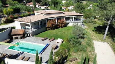 Batisse totalisant 400m² habitables sur 4000 m² de terrain en vente à la Bédoule