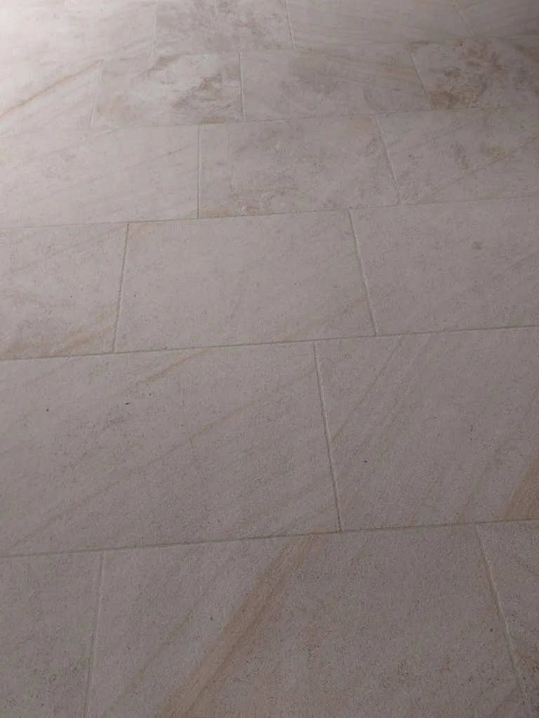 Dallage. La pierre de France Mauvy au 36 rue de Bourgogne à Paris