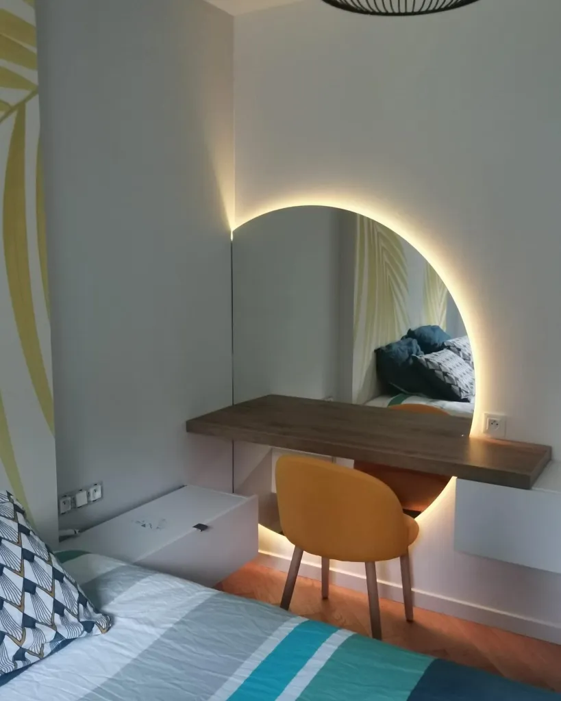 Miroir en forme rétro éclairé avec intégration du meuble