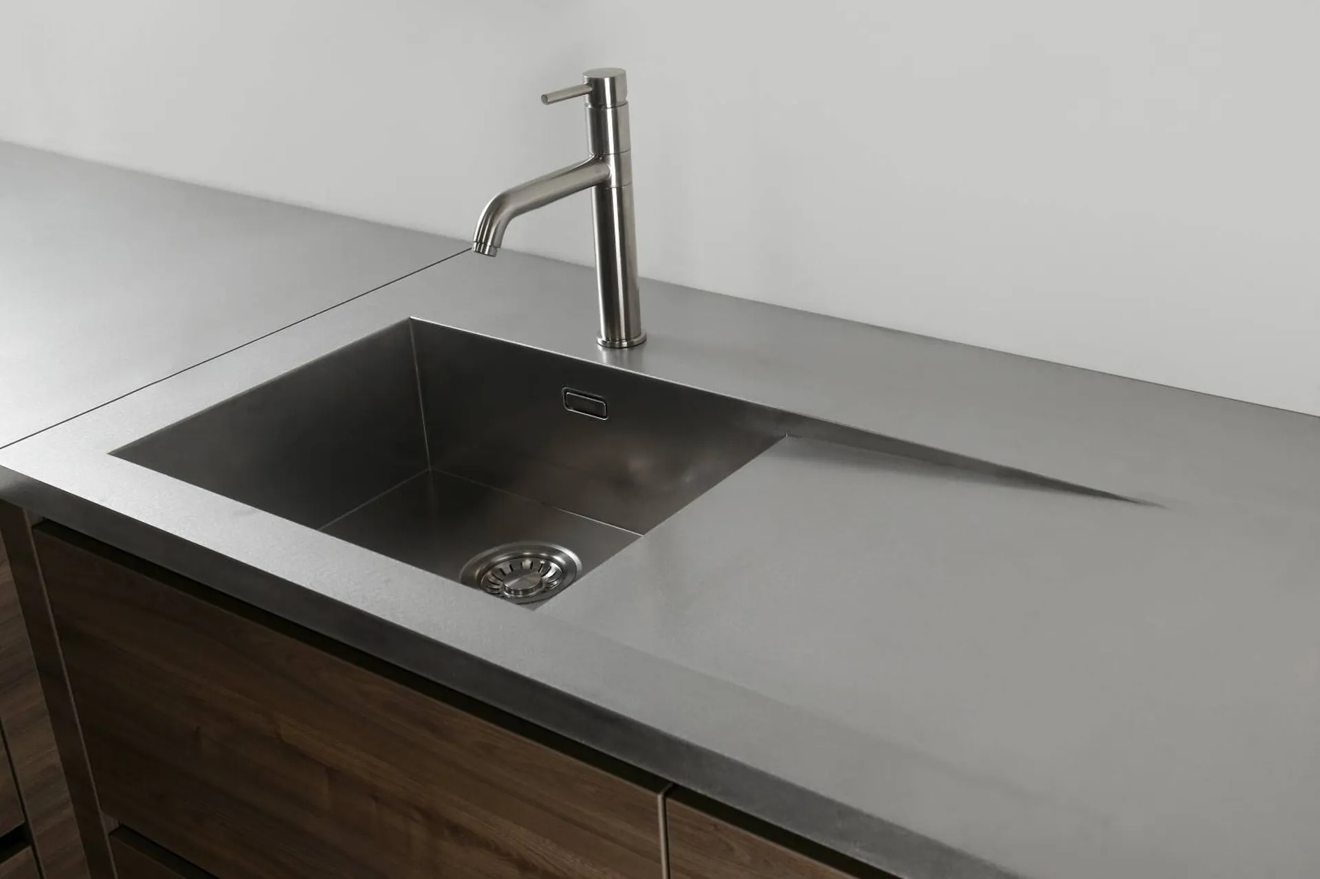 Égouttoir Flow intégré dans plan de travail inox massif de 4 mm