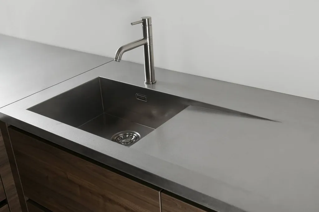 Égouttoir Flow intégré dans plan de travail inox massif de 4 mm