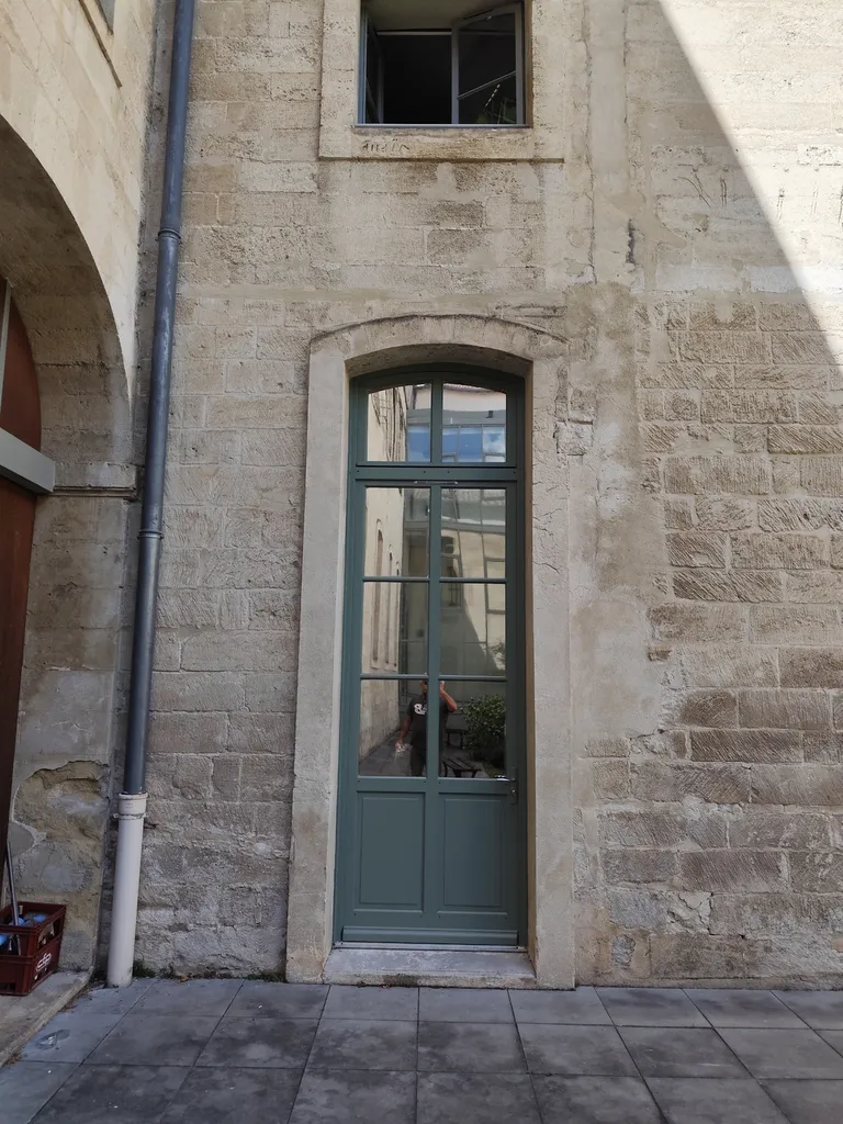 POSE DE FILMS ADHÉSIF SOLAIRE ANTI CHALEUR SUR PORTES FENÊTRES UNIVERSITÉ AVIGNON 