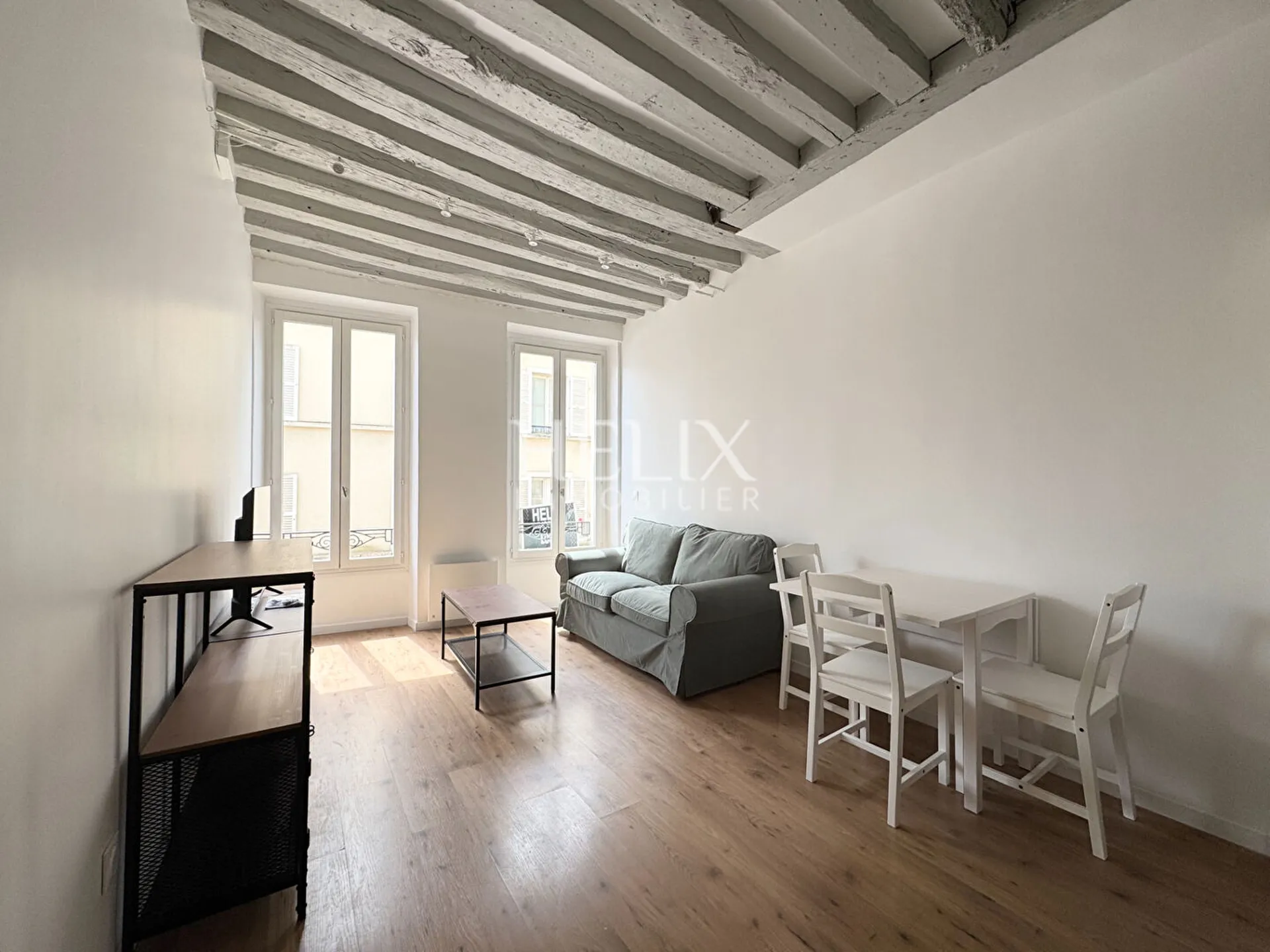 A louer, idéalement bien situé au coeur du centre ville à Saint-Germain-en-Laye, appartement 2 pièces avec une jolie verrière.