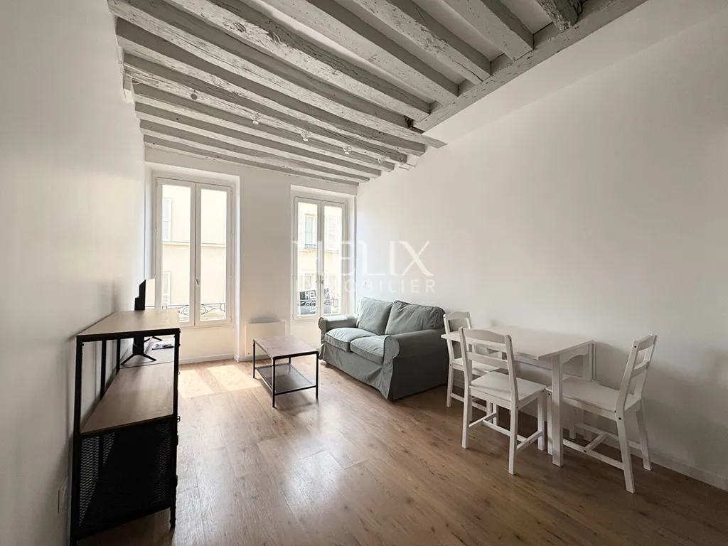 A louer, idéalement bien situé au coeur du centre ville à Saint-Germain-en-Laye, appartement 2 pièces avec une jolie verrière.