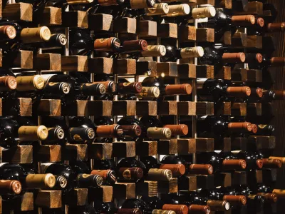 Cave à vin dans un château avec une restauration patrimoniale à Hyères dans le Var