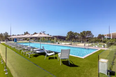 Piscine extérieure thecamp Hôtel & Lodges – Détente et fraîcheur au cœur de la nature provençale à Aix-en-Provence