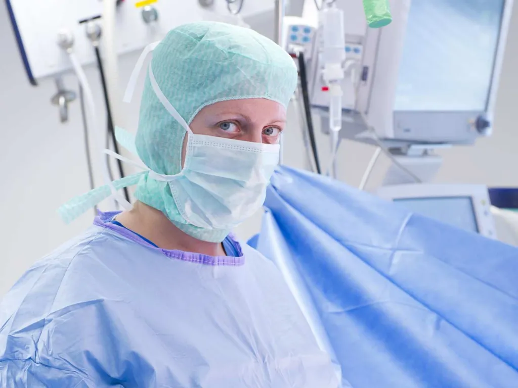 portrait d'une infirmière en salle de bloc